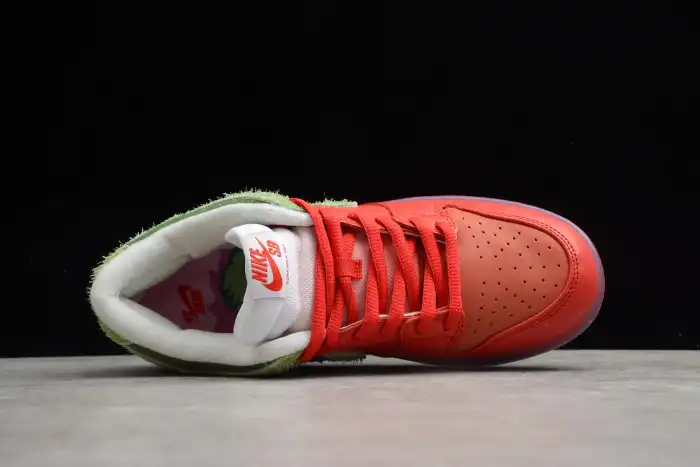 Nike SB Dunk Low Strawberry Cough CW7093-601