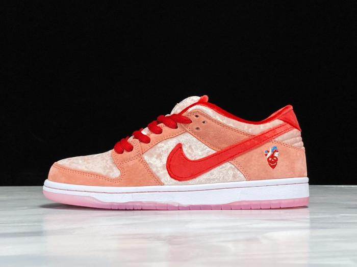 Nike SB Dunk Low StrangeLove Skateboards CT2552-800