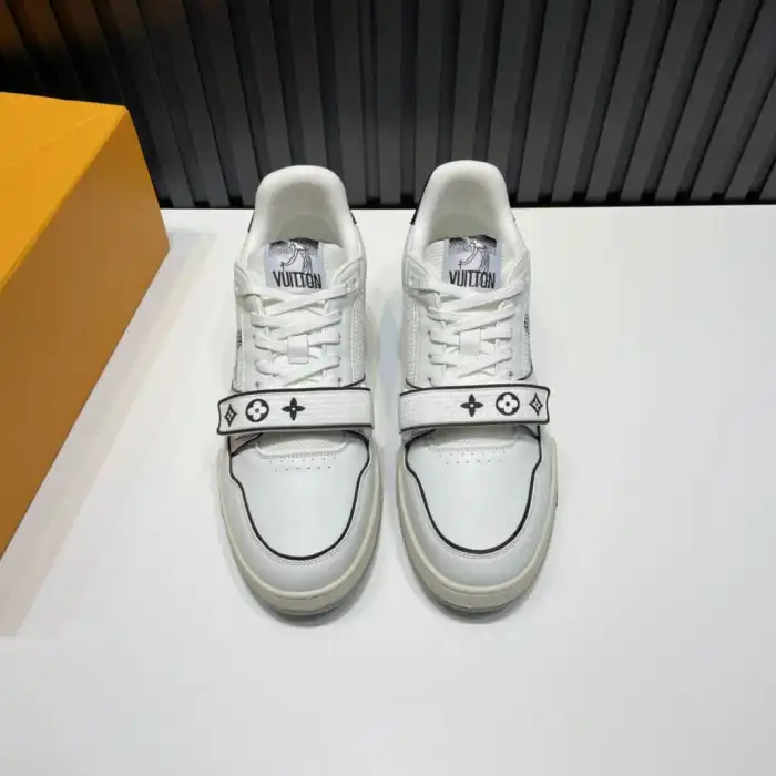 LV TRAINER SNEAKER LOW