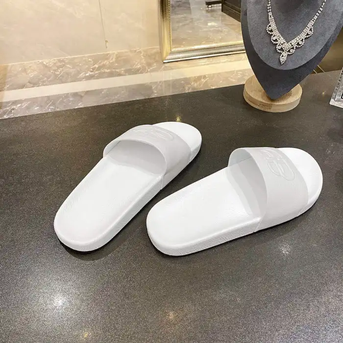 BLCG SLIPPERS