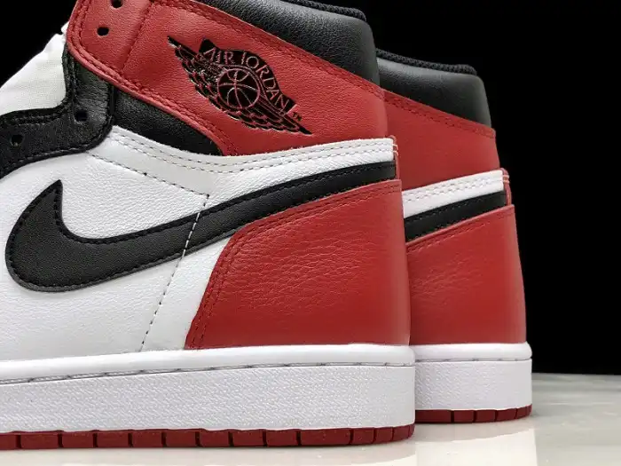 Air Jordan 1 Retro Black Toe 555088-125