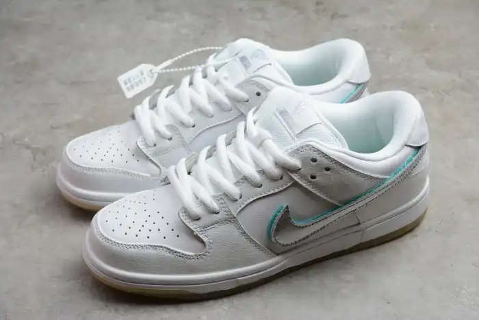 Nike SB Dunk Low Diamond Supply Co White Diamond BV1310-100