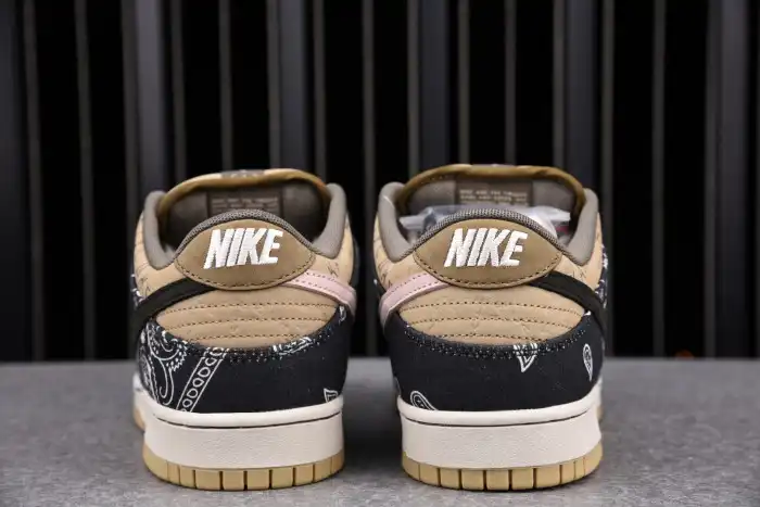 Travis Scott x Nike SB Dunk Low CT5053-001