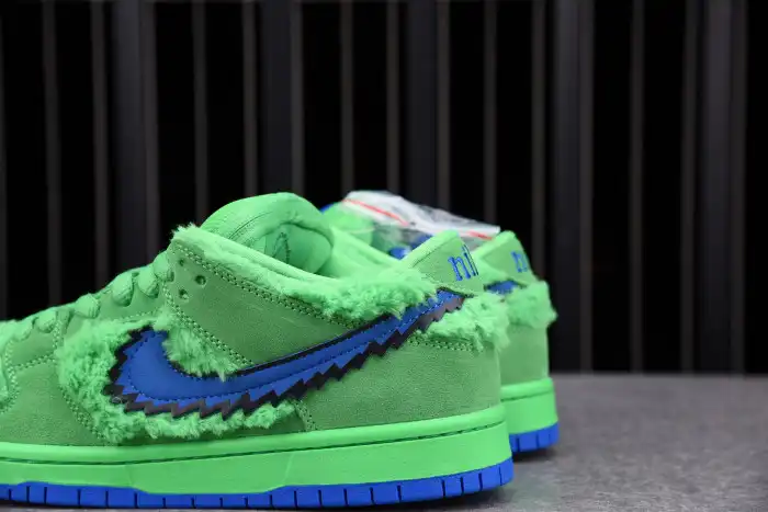 Grateful Dead x Nike SB Dunk Low Green Bear CJ5378-300