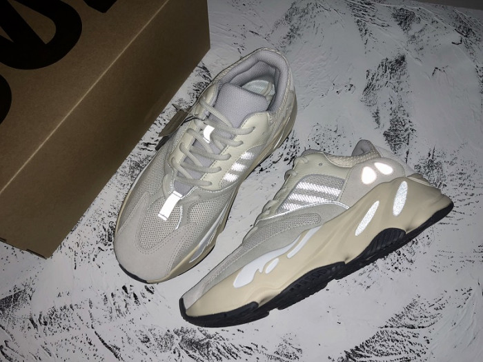 Onekick Adidas Yeezy Boost 700 Analog EG7596