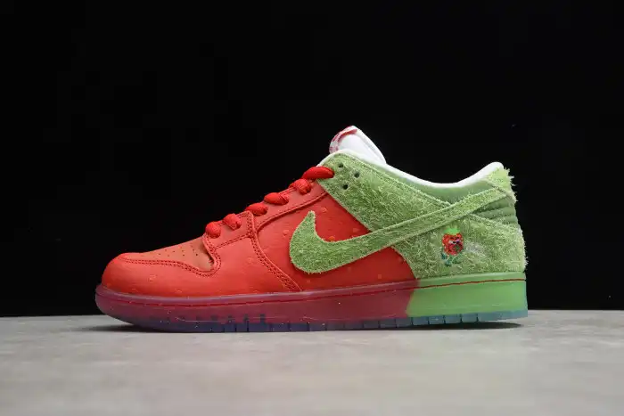 Onekick Nike SB Dunk Low Strawberry Cough CW7093-601