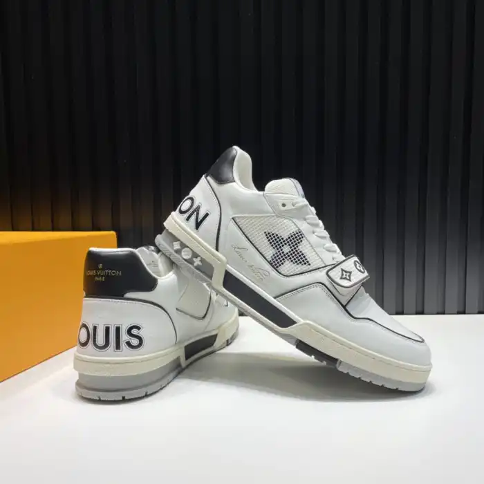 LV TRAINER SNEAKER LOW