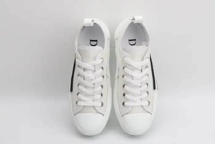 DR B23 Oblique Low Top Sneakers