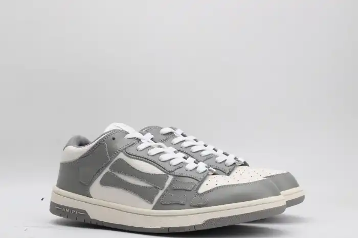 AR1M1 Low-Top Sneaker