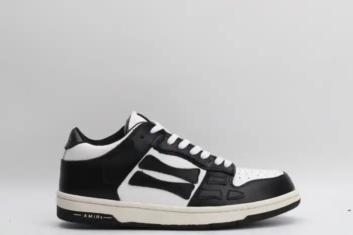 AR1M1 Low-Top Sneaker