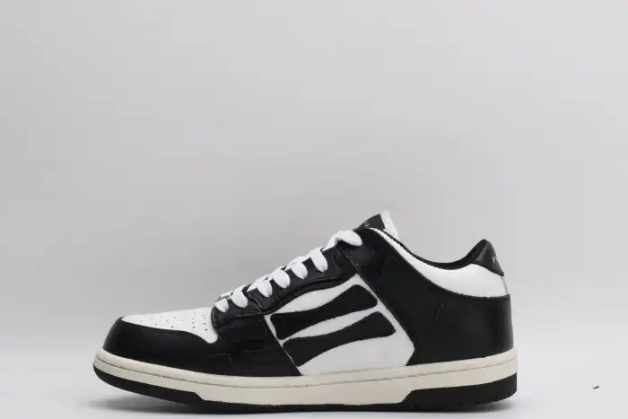 AR1M1 Low-Top Sneaker