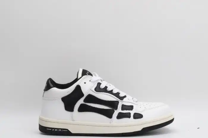 AR1M1 Low-Top Sneaker