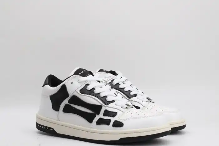 AR1M1 Low-Top Sneaker