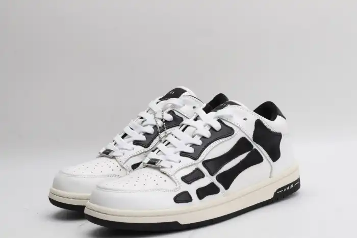 AR1M1 Low-Top Sneaker