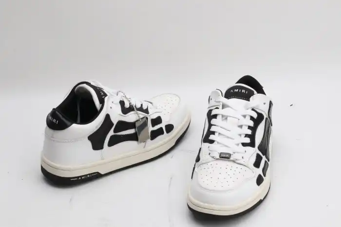 AR1M1 Low-Top Sneaker