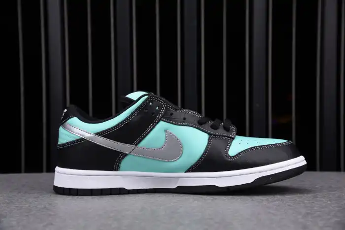 Nike Dunk SB Low Diamond Supply Co. 