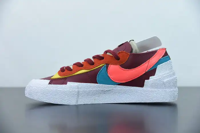 Onekick Nike Blazer Low sacai KAWS Red DM7901-600