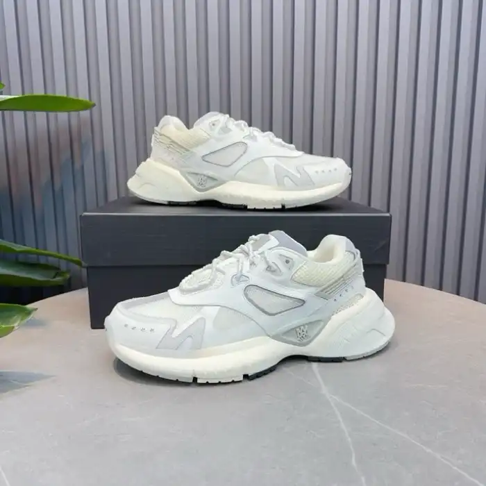 AR1M1 Low-Top Sneaker