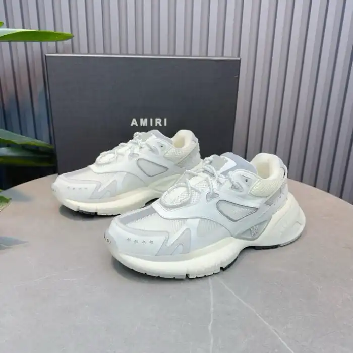 AR1M1 Low-Top Sneaker