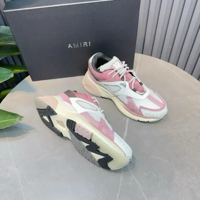 AR1M1 Low-Top Sneaker