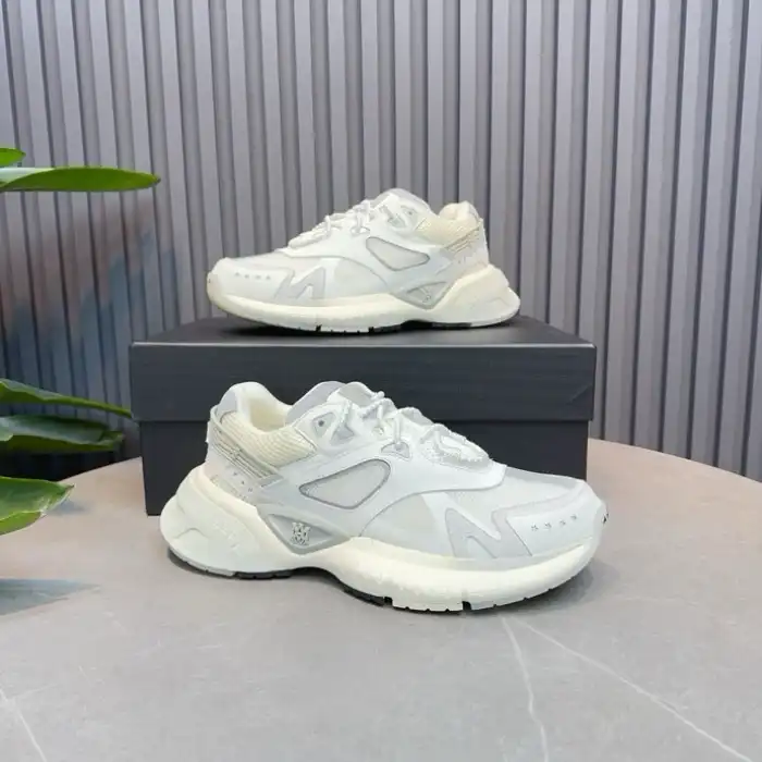 AR1M1 Low-Top Sneaker