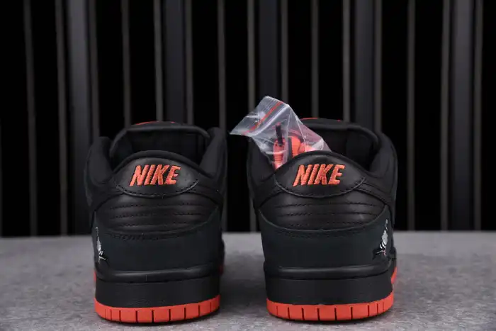 Nike SB Dunk Low Black Pigeon 883232-008