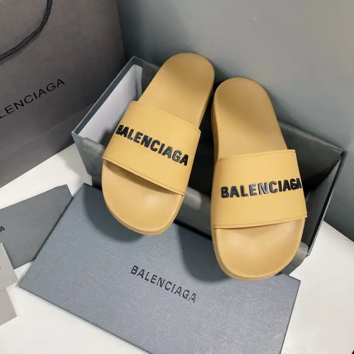 BLCG SLIPPERS