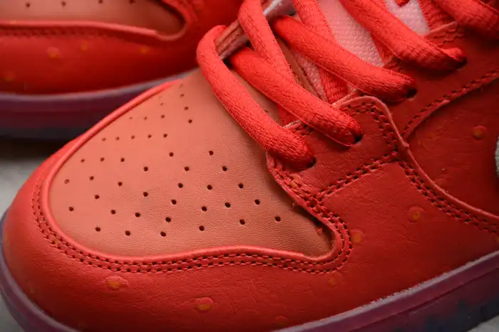 Rep Nike SB Dunk Low Strawberry Cough CW7093-601