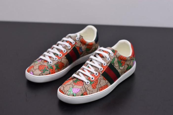 Onekick GUCC ACE EMBROIDERED LOW-TOP SNEAKER 431920 DOPEO 9064