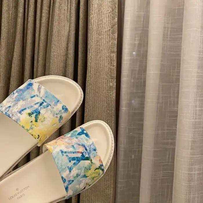 LV SLIPPERS