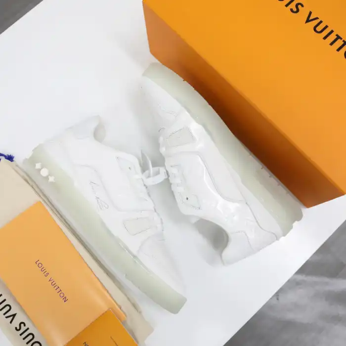 LV TRAINER SNEAKER LOW