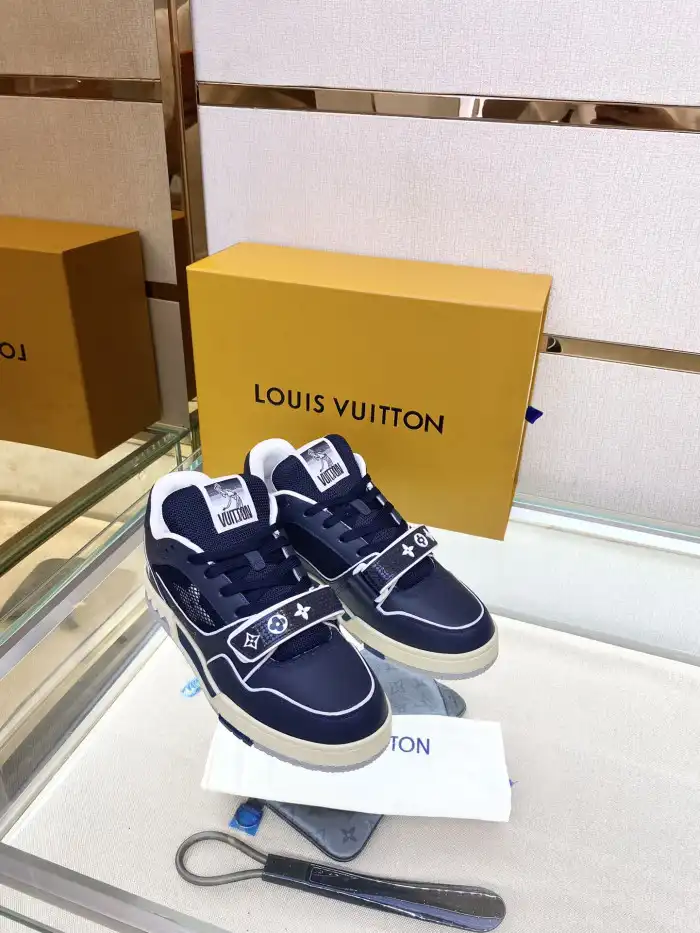 LV TRAINER SNEAKER LOW