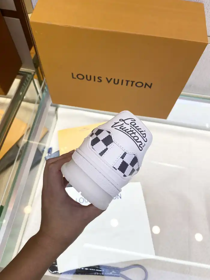 LV TRAINER SNEAKER LOW