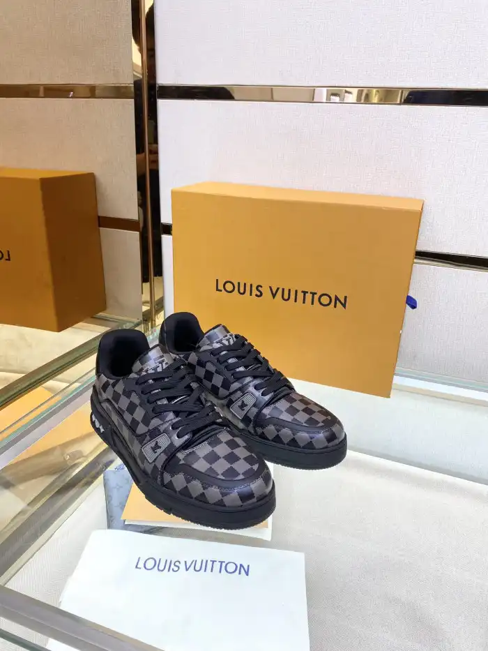 LV TRAINER SNEAKER LOW