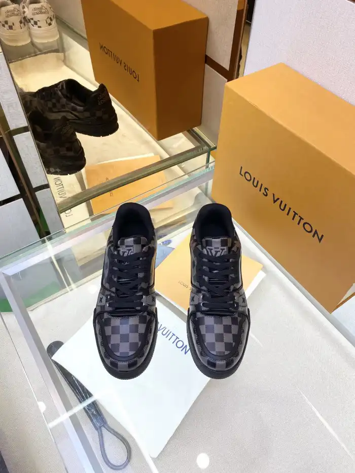 LV TRAINER SNEAKER LOW