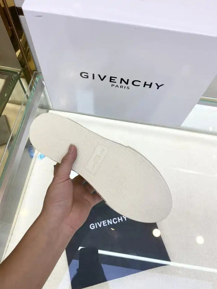 Givench Spectre Low-TOP SNEAKER