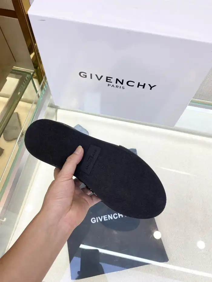 Givench Spectre Low-TOP SNEAKER