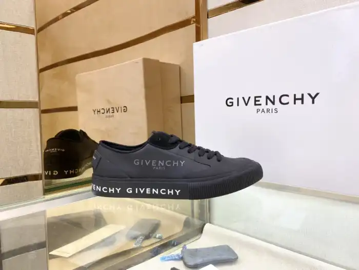 Givench Spectre Low-TOP SNEAKER