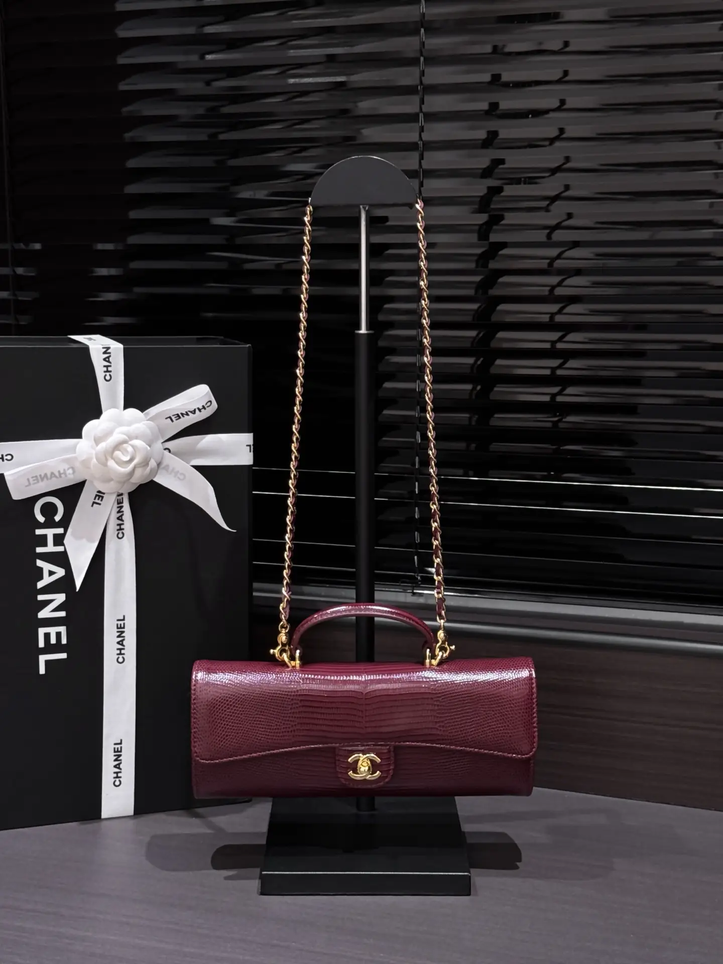 Clutch With Chain Lizard Embossed Calfskin AP5280 Dark Burgundy