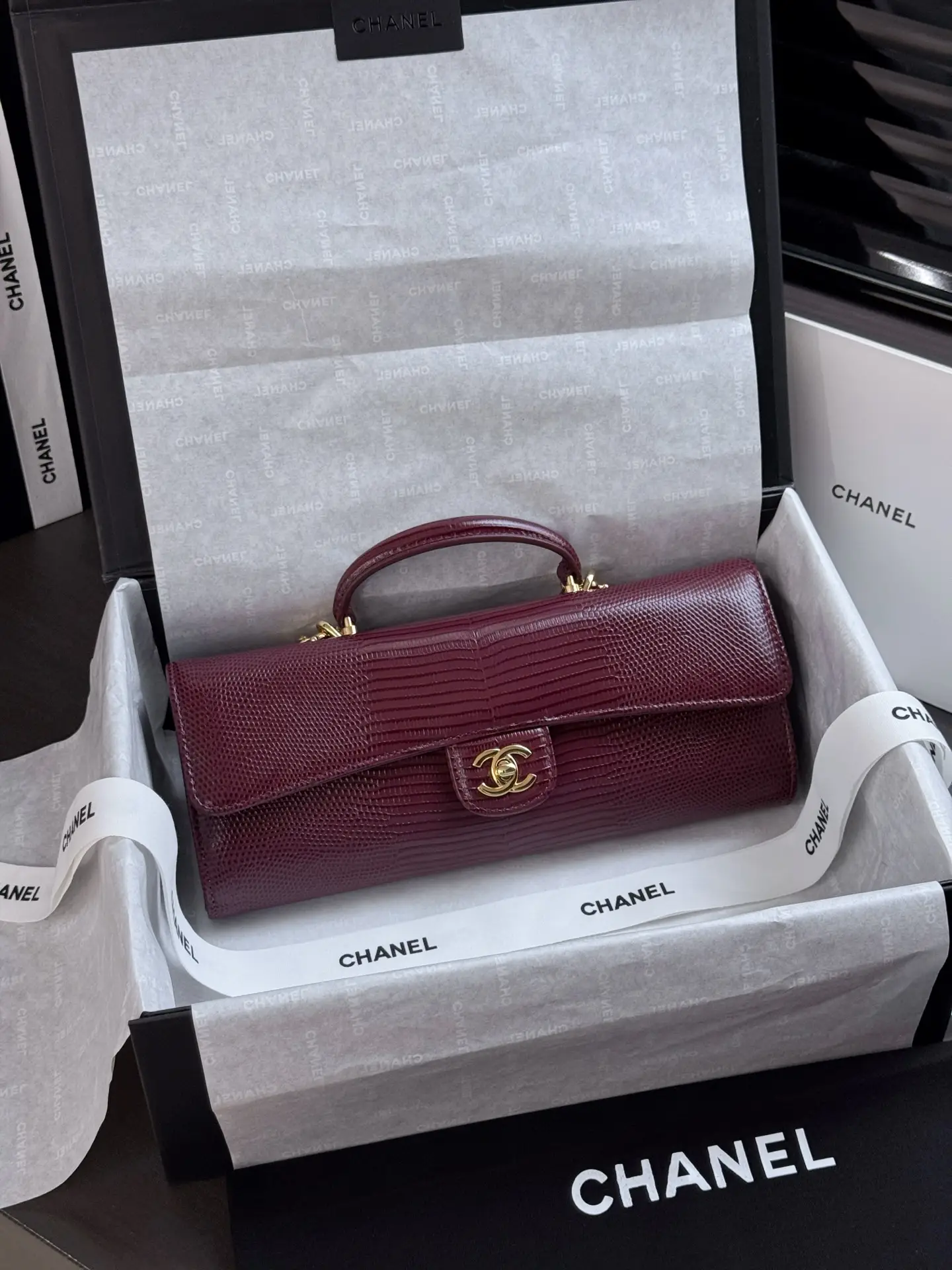 Clutch With Chain Lizard Embossed Calfskin AP5280 Dark Burgundy