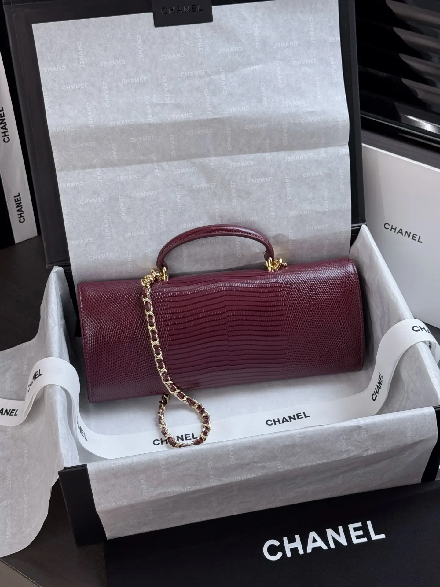 Clutch With Chain Lizard Embossed Calfskin AP5280 Dark Burgundy