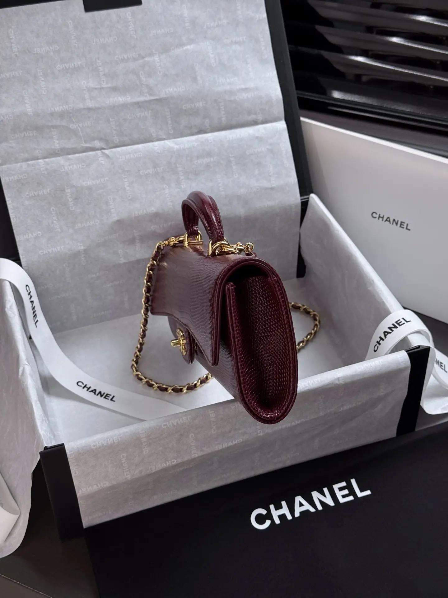 Clutch With Chain Lizard Embossed Calfskin AP5280 Dark Burgundy