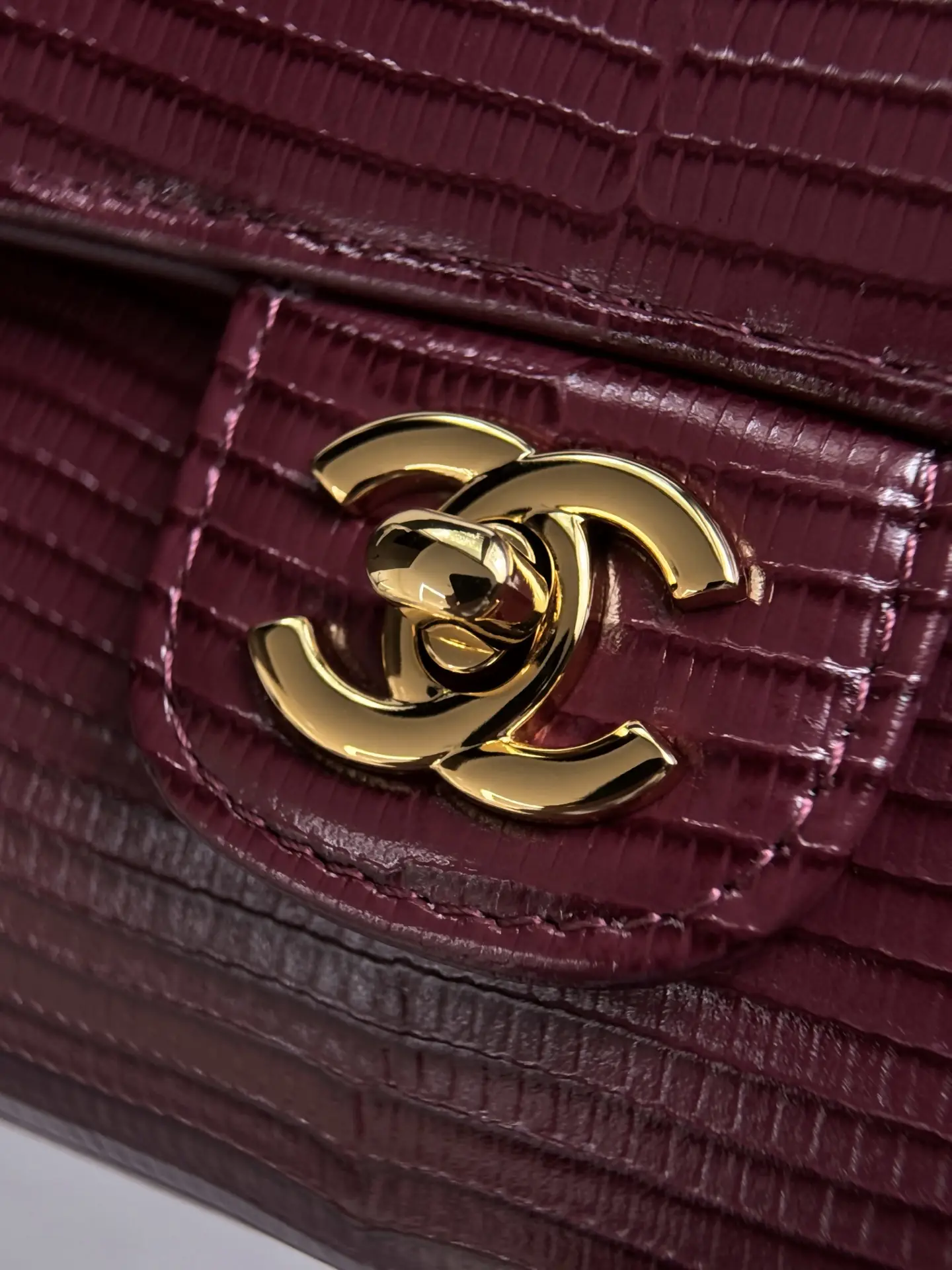 Clutch With Chain Lizard Embossed Calfskin AP5280 Dark Burgundy