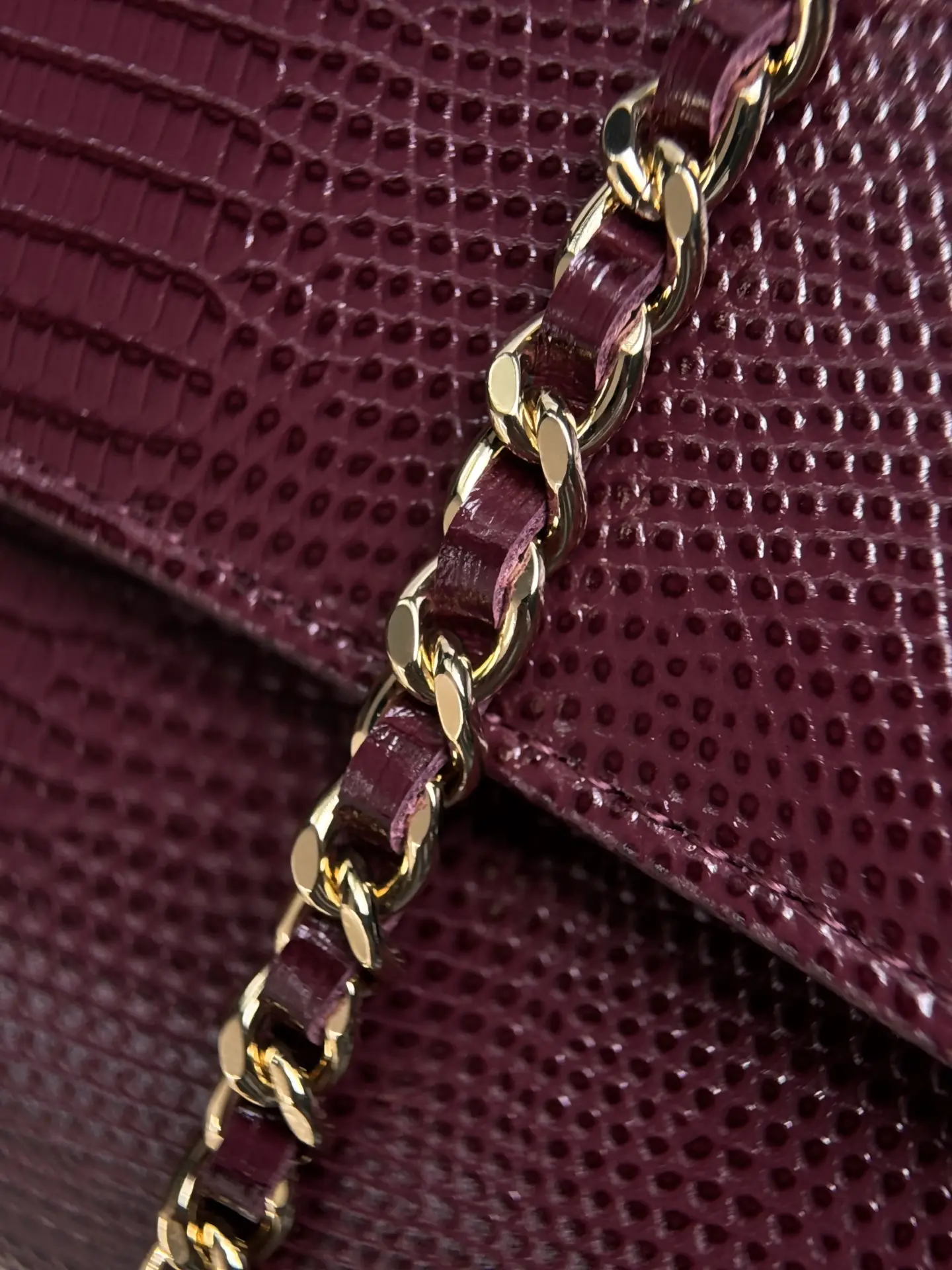 Clutch With Chain Lizard Embossed Calfskin AP5280 Dark Burgundy