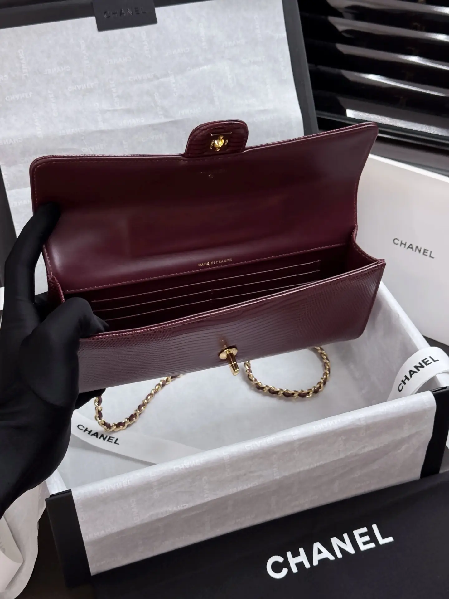 Clutch With Chain Lizard Embossed Calfskin AP5280 Dark Burgundy