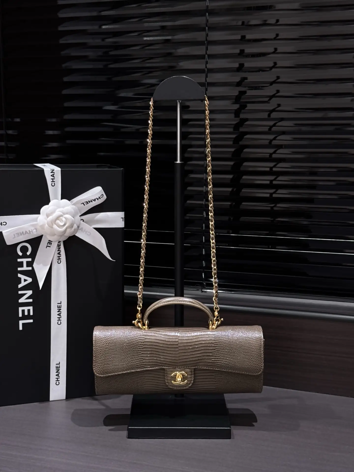 Clutch With Chain Lizard Embossed Calfskin AP5280 Dark Grey