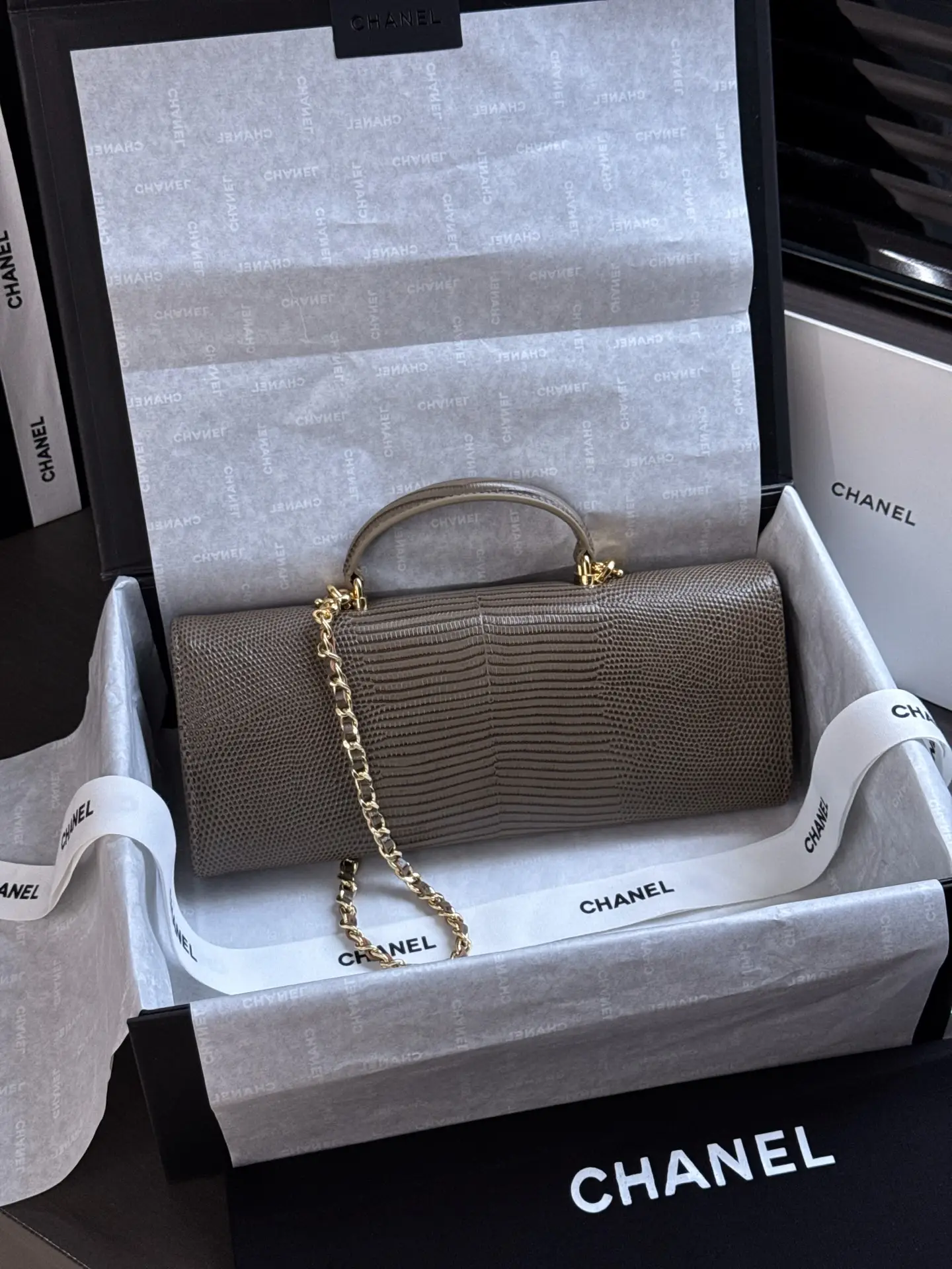 Clutch With Chain Lizard Embossed Calfskin AP5280 Dark Grey