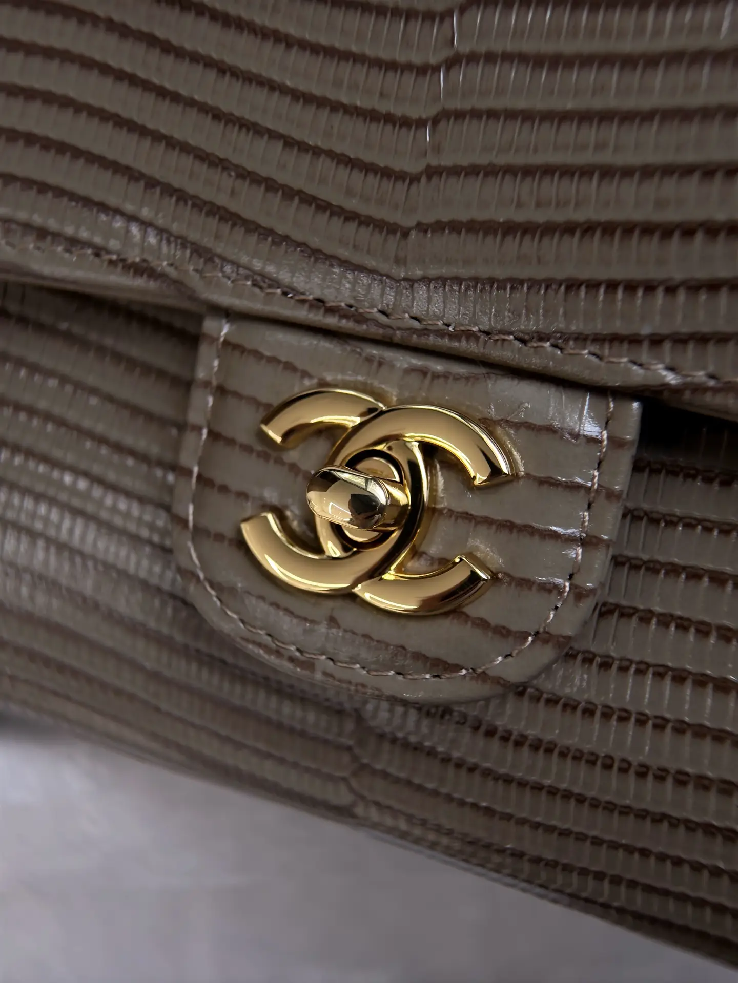Clutch With Chain Lizard Embossed Calfskin AP5280 Dark Grey