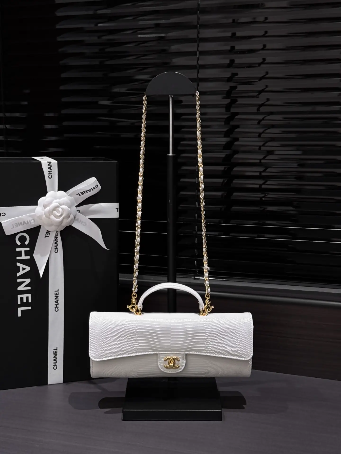 Clutch With Chain Lizard Embossed Calfskin AP5280 White