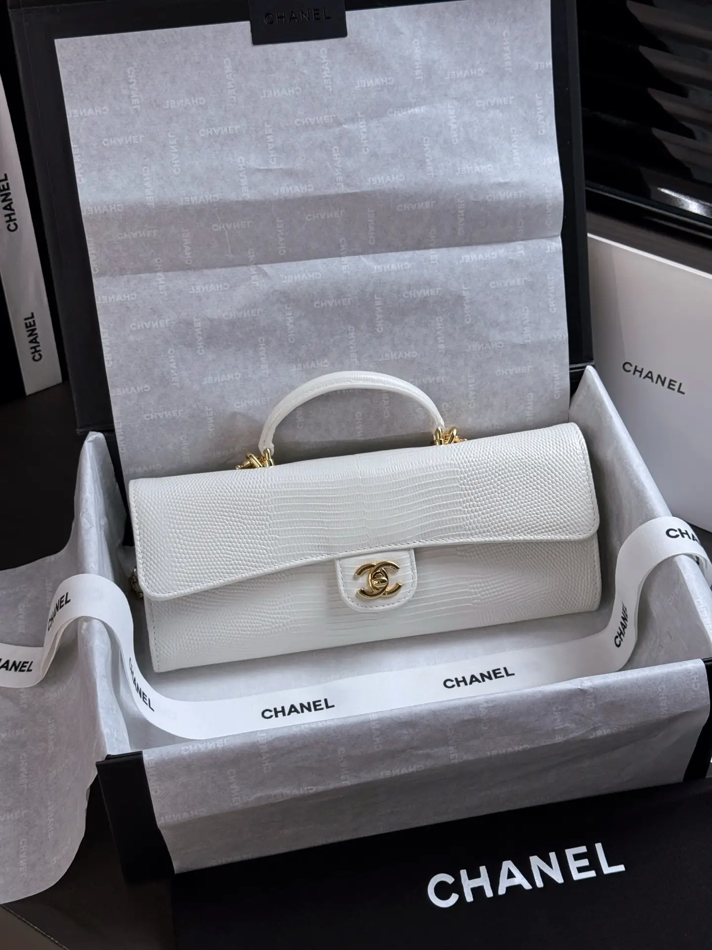 Clutch With Chain Lizard Embossed Calfskin AP5280 White